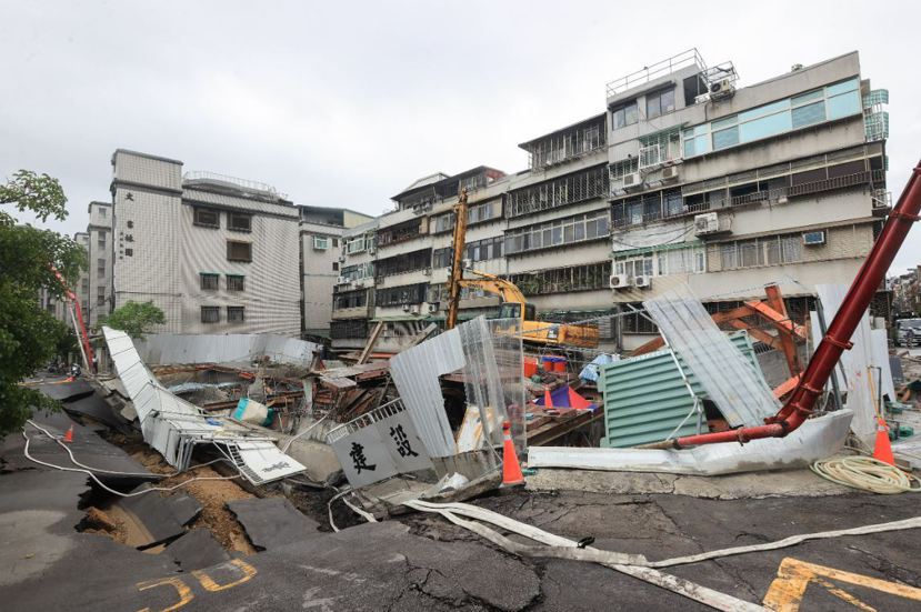 台北市大直街94巷周圍疑因建案工程，造成民宅傾斜、塌陷。 圖／記者余承翰攝影
