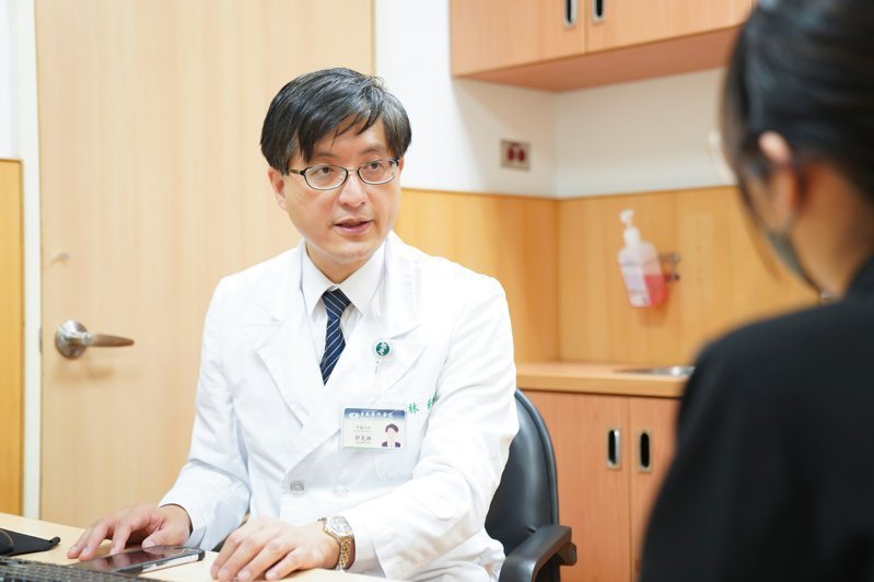 台北慈濟醫院腎臟透析中心主任郭克林看診示意照。 圖／台北慈濟醫院提供