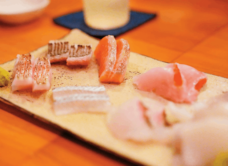 秋季適合品嘗魚鮮，「赤綠」經過熟成的生魚片有著甘醇風味。 圖／盧怡安