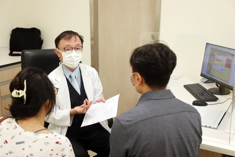 台北榮總精準預防醫學中心主任張家銘表示，透過全基因檢測，可找出失智症、大腸癌、乳...