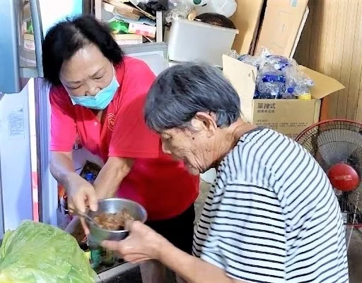 73歲的謝素華（左）因丈夫中風行動不便，離開職場在家照護，今年初丈夫身體好轉，讓...