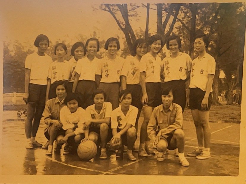 高中時期與女籃隊有合照。 圖 /詹白蓮提供