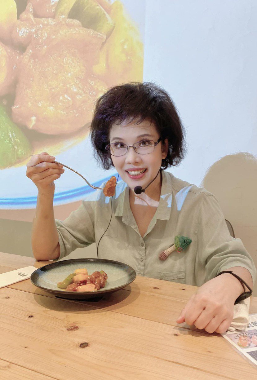 年逾70歲的林美慧，依然熱情投入烹飪教學，笑言這是她最快樂的事。 圖／取自林美慧...