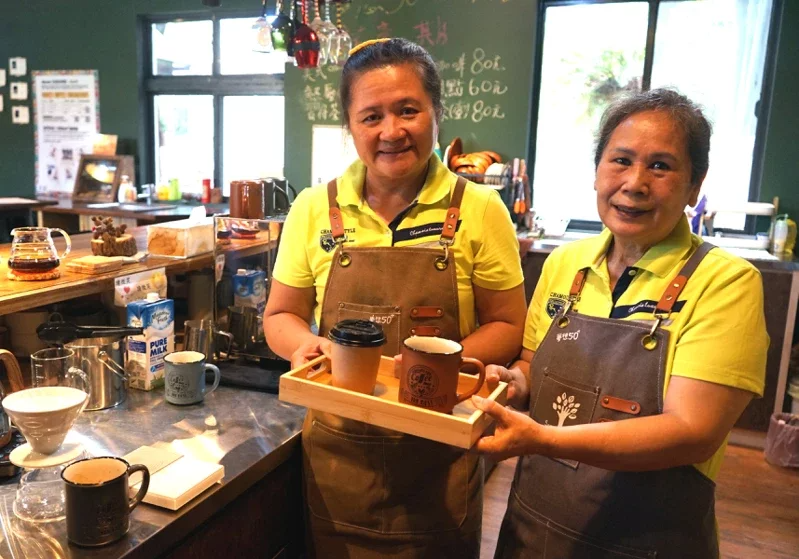 夢想50+coffee店長黃梅英（左）、店員簡秀錦，對於自己沖煮出的咖啡很有信心...