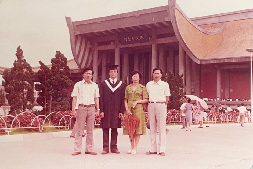 以第一名成績從師大體育系畢業，父母來台北參加畢業典禮。 圖／鄭志富提供