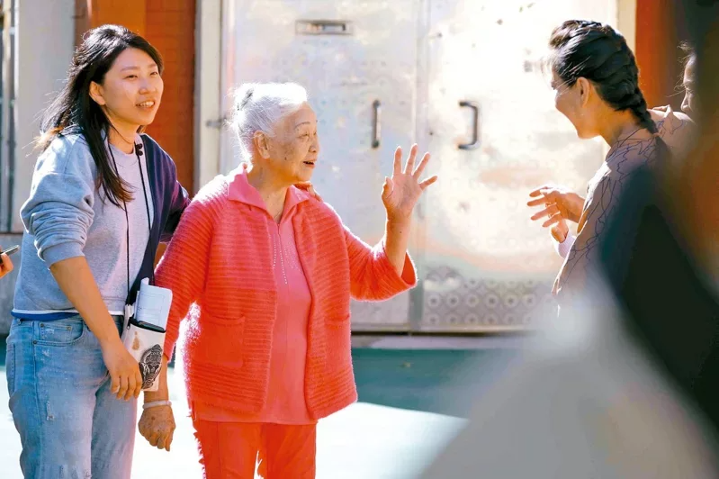這幾年，導演徐紫柔（左）邀請失智奶奶（中）拍影片，放在臉書及YouTube，讓奶...