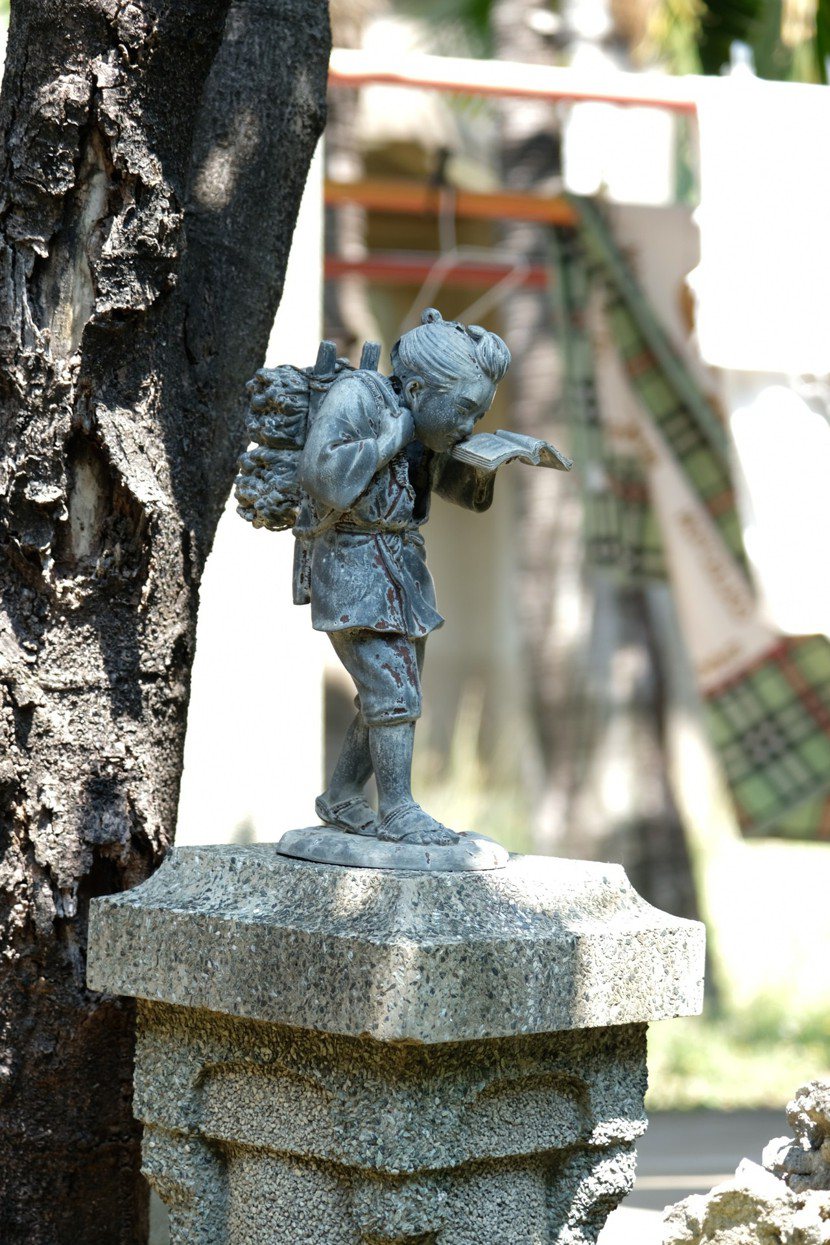 許家古厝庭園立有鼓勵後代勤學的「二宮尊德」雕像。