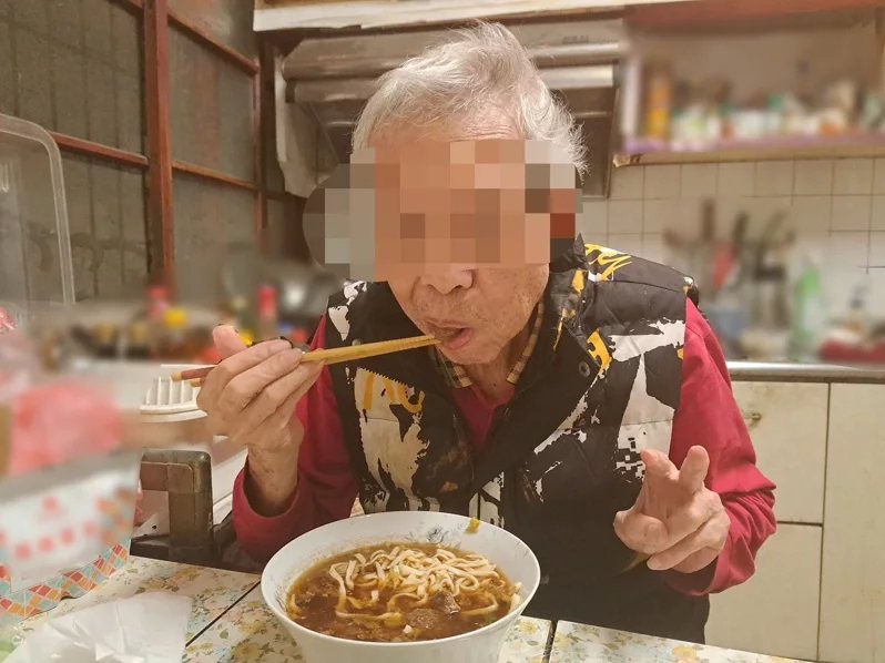 87歲老先生接受員榮醫院復健科吞嚥治療四次後，如今已能吃下牛腩麵，不再餓肚子，讓...