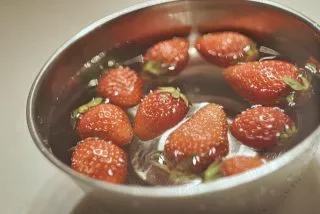 韋恩表示，草莓確實是不好洗的水果，表皮嬌嫩不能大力刷洗，而且表面具有凹凸不平的芝...