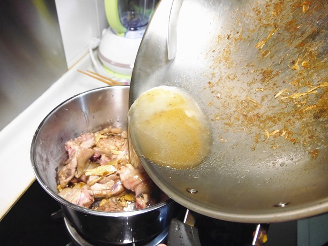 大火煮開後轉小火，湯頭才不會煮起來很濁…視雞肉大小續煮約15分鐘。 圖／Smil...