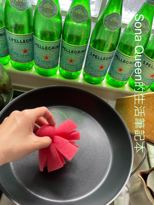 生活女王陳映如最近在粉絲團分享，用水果包材做成的「洗碗神器」特別好用，幾乎可以洗...