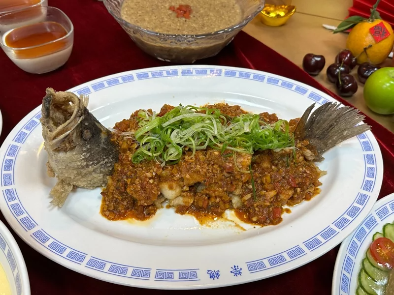 「彩繪野菇魚丁」是運用義式料理的邏輯，以天然辛香料搭配鮮蔬鮮甜，色彩繽紛的鮮魚料...