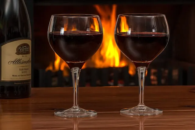 存放許久的葡萄酒應檢視是否變質。 圖／pixabay