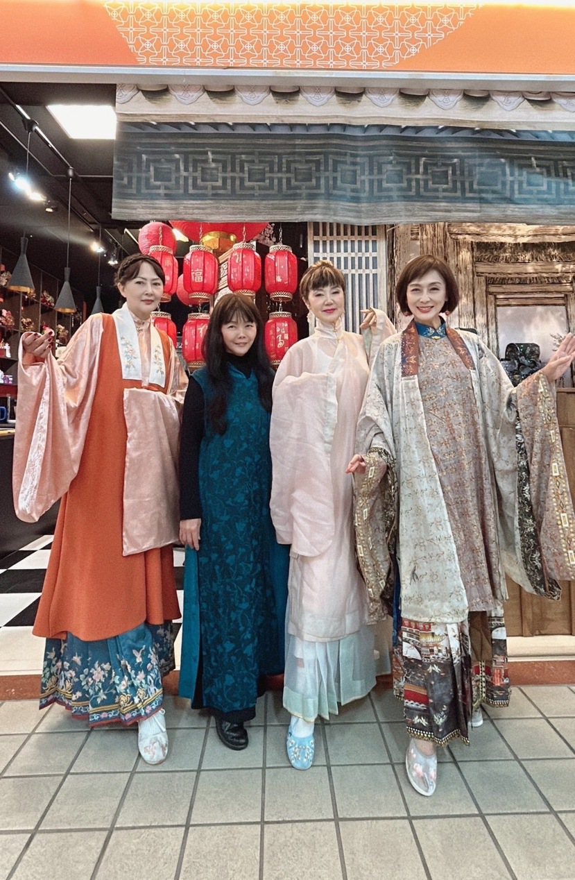 穿上中國明代的裝扮，在舉手投足中自然流露出古典的優雅。左2為時尚藝術家吳亮儀老師...