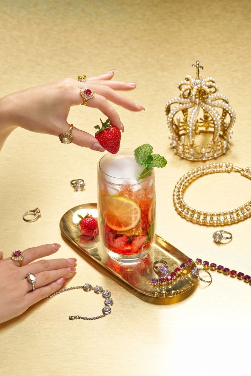 歡慶婦女節，六福萬怡大廳酒吧推出限定特調「女王陛下」。 圖／486先生