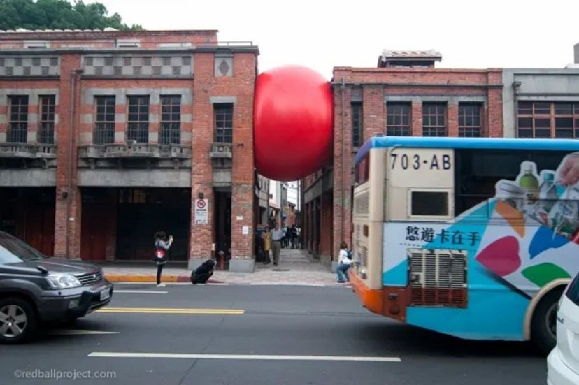 紅球奇幻之旅─臺南府城裝置藝術探險