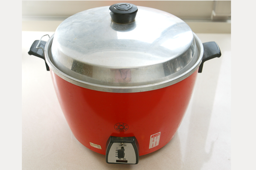 用電鍋料理時，當湯汁溢出反覆加熱會變黑變黃。 圖／聯合報系資料照片