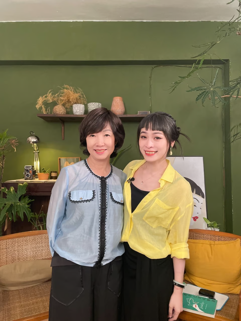 女人迷創辦人張瑋軒(右)表示，公關教母丁菱娟(左)是創業路上最感謝的人之一，「像...