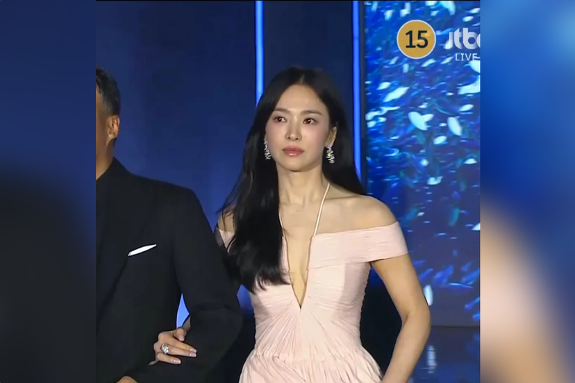 宋慧喬擔任百想視后頒獎人，看起來心情不錯。 圖／摘自JTBC