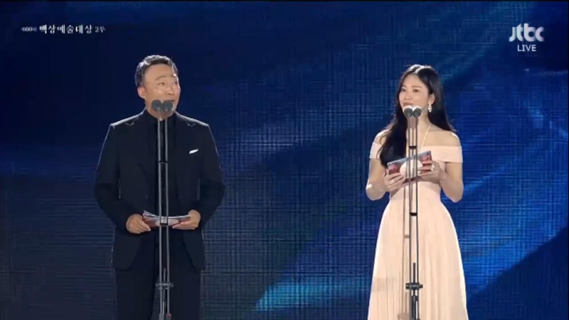 宋慧喬(右)與影帝李星民擔任百想視后頒獎人，看起來心情不錯。 圖／摘自JTBC