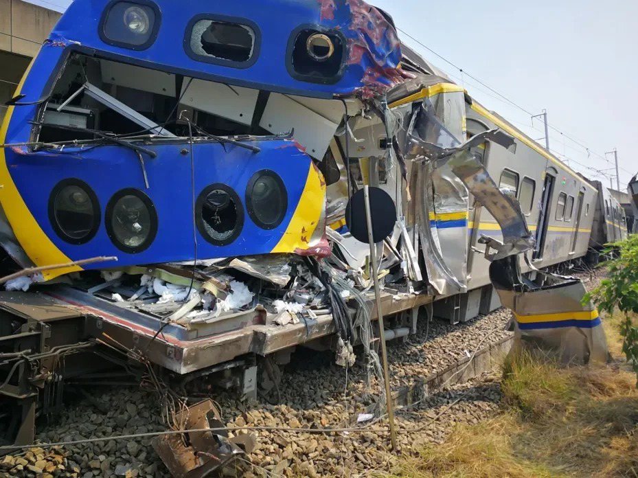 高雄楠梓火車撞上貨車，火車車頭嚴重毀損。圖／台鐵局提供