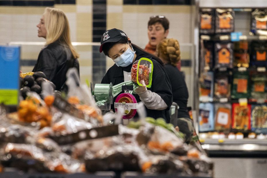 美國連鎖生鮮超市Whole Foods要求員工戴口罩，但未對來店顧客強制實施這項政策。美聯社
