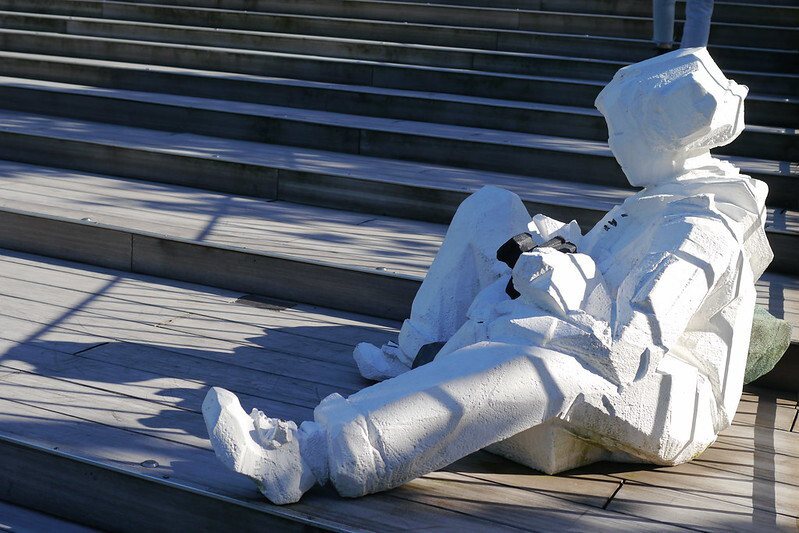 雕塑大師朱銘「白彩人間」的雕塑品，坐在階梯上休憩的男子。