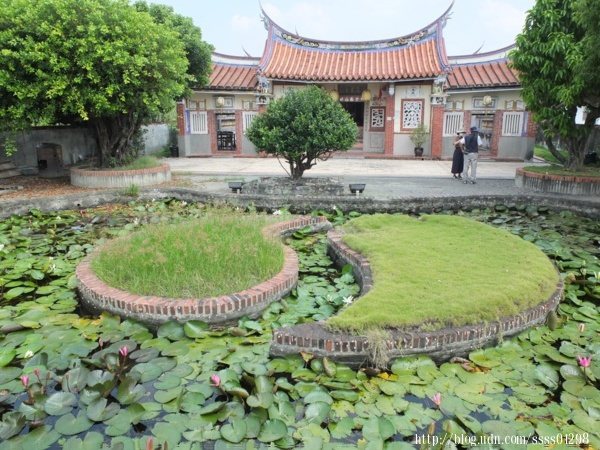 楊氏宗祠前庭有一座太極樣式的池塘，是目前全台唯一的「太極兩儀池」，彌足珍貴！