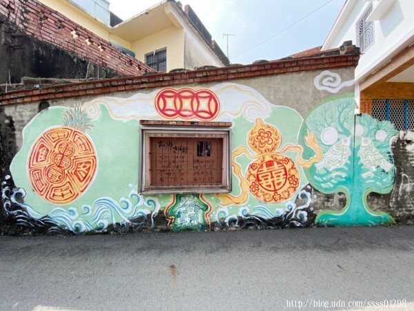 村莊裡多是斑駁褪色的老屋子、舊倉庫，但因為彩繪裝飾，展現出一番生氣。