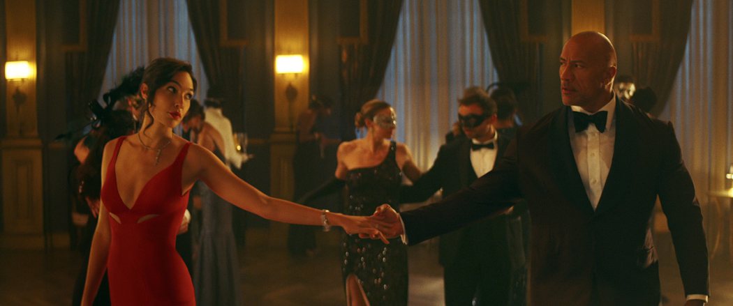蓋兒加朵(左)、巨石強森在「紅色通緝令」有段跳舞戲。圖／Netflix提供