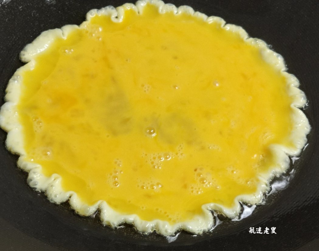 鍋的餘溫會將蛋液凝固的，這樣的蛋會很嫩，也很方便用鏟子剁碎備用。