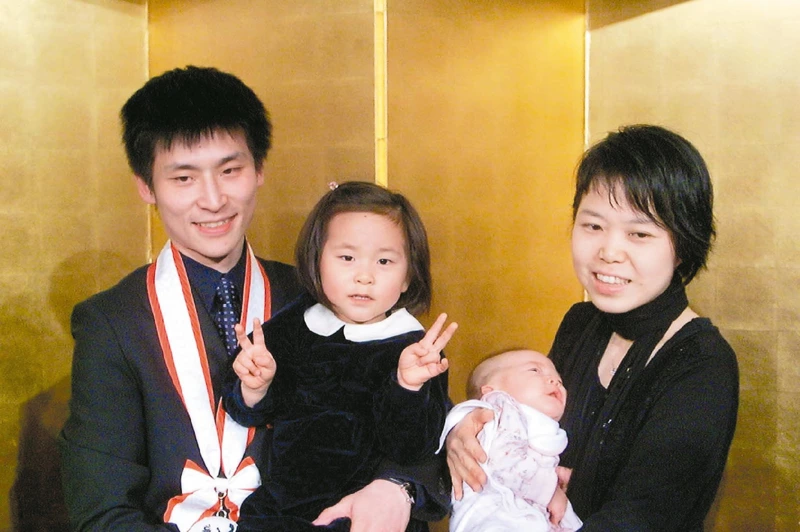 Cho U with his wife and two daughters, 2010 (Image credit: vip.udn.com)