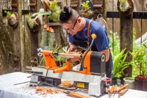 童正一出身木雕工藝師家庭，研製手作原木筆，希望在國際間能打造出「專屬台灣、代表台灣」的文創精品。圖／童正一提供