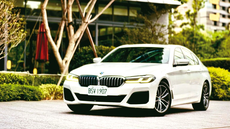 全新BMW 520i M Sport鉑金版的翩然問世，一如為經典添加厚度與新意。圖／陳志光
