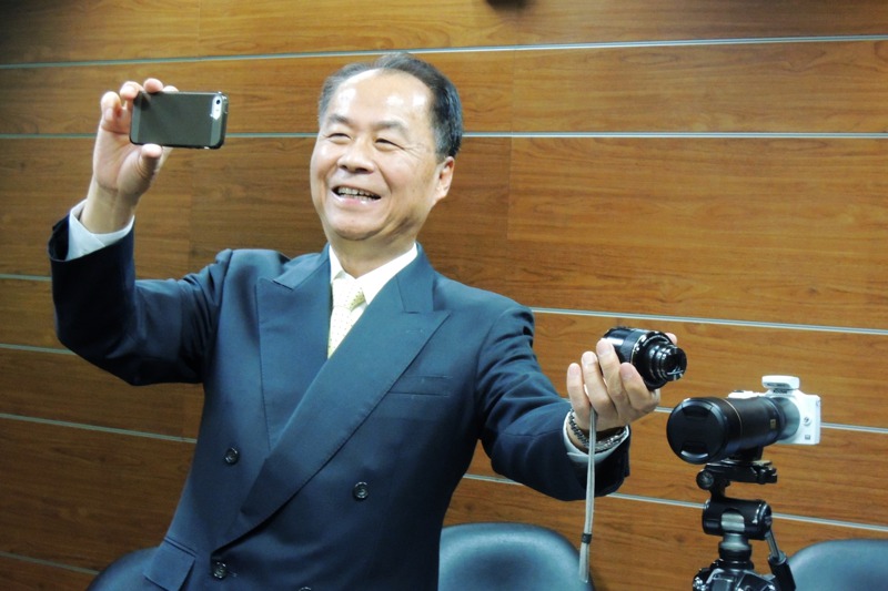 亞洲光學董事長賴以仁從數位相機鏡頭轉戰車用鏡頭，特斯拉是該公司搶進電動車趨勢中的一大冀望。圖／聯合報系資料照片