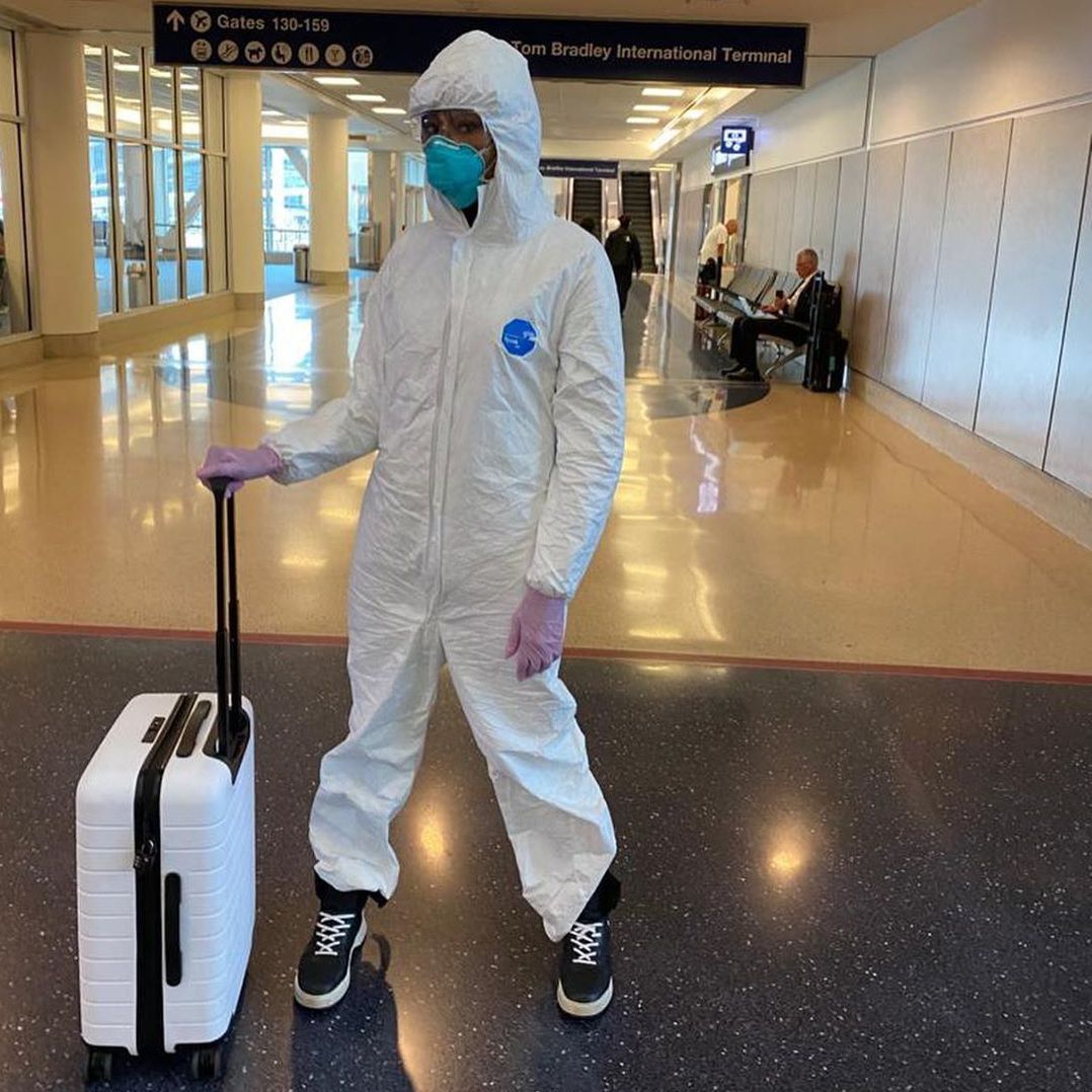 防疫大作戰！娜歐咪坎貝爾機場時尚超搶眼　天價防護衣、N95口罩、披肩全穿上身