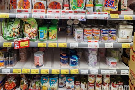 經記者走訪超市，南投縣內的全聯門市架上仍有販售各式調味鹽，僅1公斤裝台鹽碘鹽多已售罄。 記者賴香珊／攝影