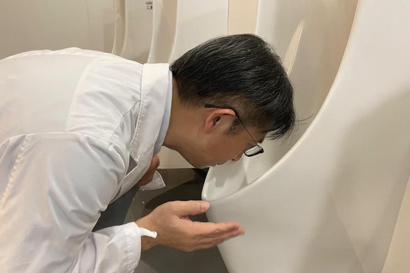 山本政宏曾花3年時間走訪車站的公廁，解開廁所發臭的真正原因。圖／日本TOTO綜合研究所提供