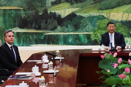 美國國務卿布林肯（左）19日在人民大會堂會見中國大陸國家主席習近平。（路透）