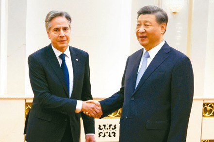 大陸國家主席習近平（右）昨天在北京會見美國務卿布林肯。（美聯社）