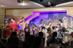 圖為上海一家北韓餐廳，台上的北韓服務生每個都能歌善舞。圖／聯合報系資料照片