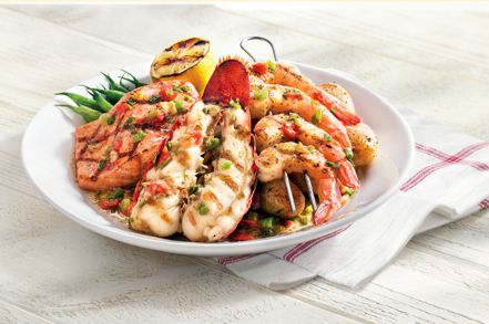 美國海鮮連鎖店紅龍蝦（Red Lobster）已考慮聲請破產，因為自從去年菜單上擺出20美元「鮮蝦無限供應」選項後，吸引太多食客前來挑戰，落得虧損下場。 美聯社