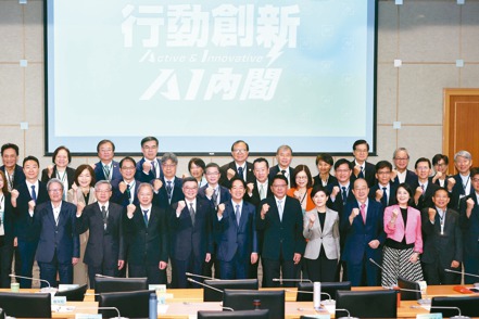 總統當選人賴清德（前排中）昨天出席行動創新AI內閣新閣策勵營，並與準內閣卓榮泰（前排左四）及所有閣員一起合影。記者潘俊宏／攝影