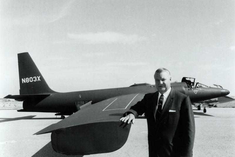 強森與U-2偵察機。圖／洛克希德馬丁檔案照