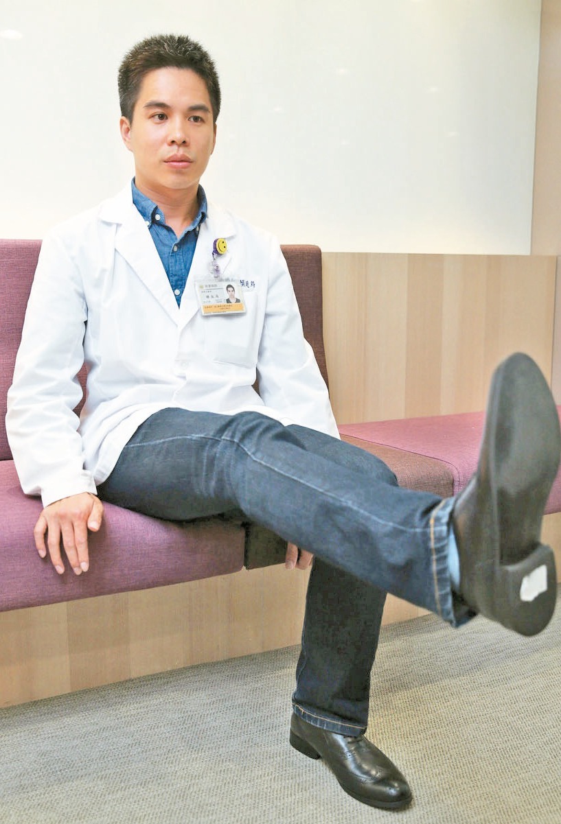 臺北醫學大學附設醫院物理治療師賴庭筠示範如何加強膝關節肌肉強度訓練。