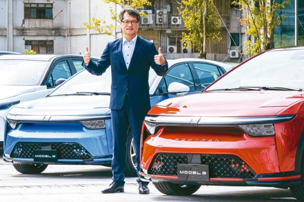 鴻華先進總經理李秉彥與推出的電動車。
鴻華先進／提供