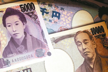 日本新版紙鈔發行倒數2個月，業者為此紛紛更新繳費等相關系統。 （路透）