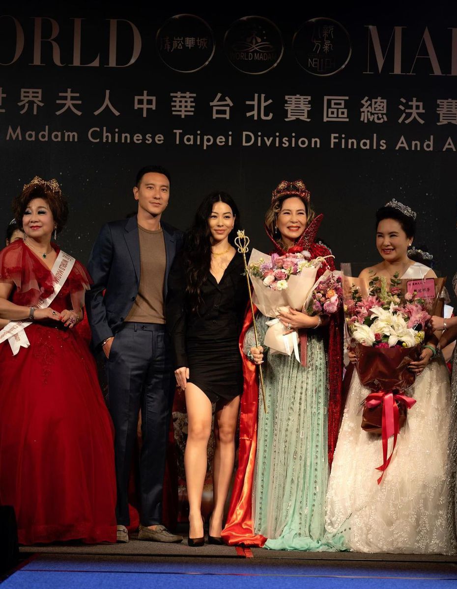 蔡麗娜（右二）之前在世界夫人中華台北賽區總決賽獲得冠軍，女兒蔡詩芸（中）、女婿王陽明（左二）都有到場。 圖／擷自IG