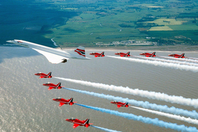 協和號客機與英國空軍紅箭特技小組編隊飛行。圖／英國空軍檔案照