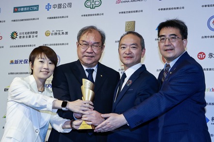 華航今年榮獲「台灣十大永續典範企業獎」最高榮譽，由總經理高星潢（左二）率企業發展室處長張程皓（左三）等團隊出席頒獎典禮。 華航／提供